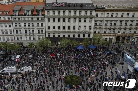 [사진] 친러 대통령 비난하며 시위하는 체코 시민들