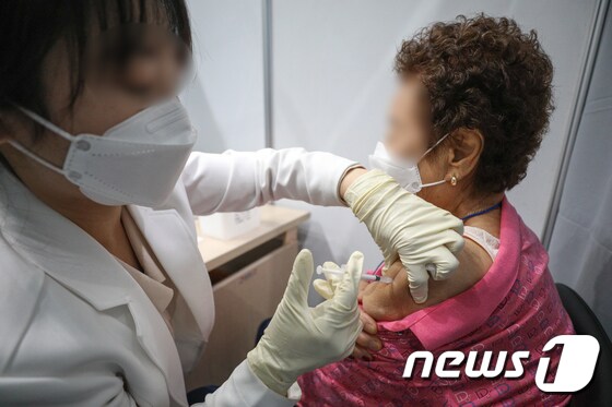 30일 오전 서울 마포구 예방접종센터에서 어르신들이 화이자 백신을 맞고 있다. 2021.4.30/뉴스1 © News1 성동훈 기자