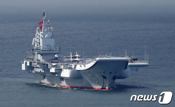 중국 항공모함 랴오닝함. © 로이터=뉴스1