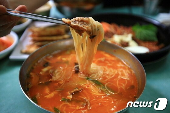 충북 옥천의 향토음식인 생선국수.© 뉴스1