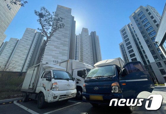 5일 오후 서울 강동구 고덕동의 한 대단지 아파트 앞에 택배 차량이 주차돼 있다. 2021.4.5/뉴스1 © News1 이광호 기자