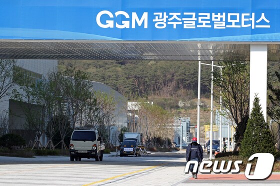 국내 첫 노사상생 일자리 기업인 ㈜광주글로벌모터스(GGM)가 5일 시험생산에 돌입했다. 광주 광산구 빛그린산단 광주글로벌모터스 공장의 모습./뉴스1 © News1