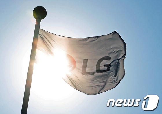 서울 여의도에 위치한 LG전자 본사 LG트윈타워에 걸린 깃발의 모습/뉴스1 © News1 오대일 기자