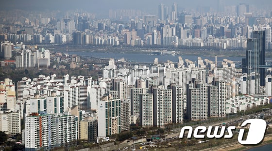 서울 여의도 63스퀘어에서 바라본 한강변 아파트 단지 모습. (자료사진) 2021.4.7/뉴스1 © News1 오대일 기자