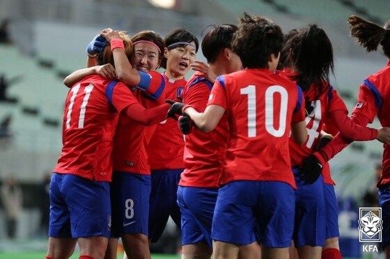 2016 리우 올림픽 아시아 최종예선에 나선 한국 여자축구 대표팀.(대한축구협회 제공)© 뉴스1