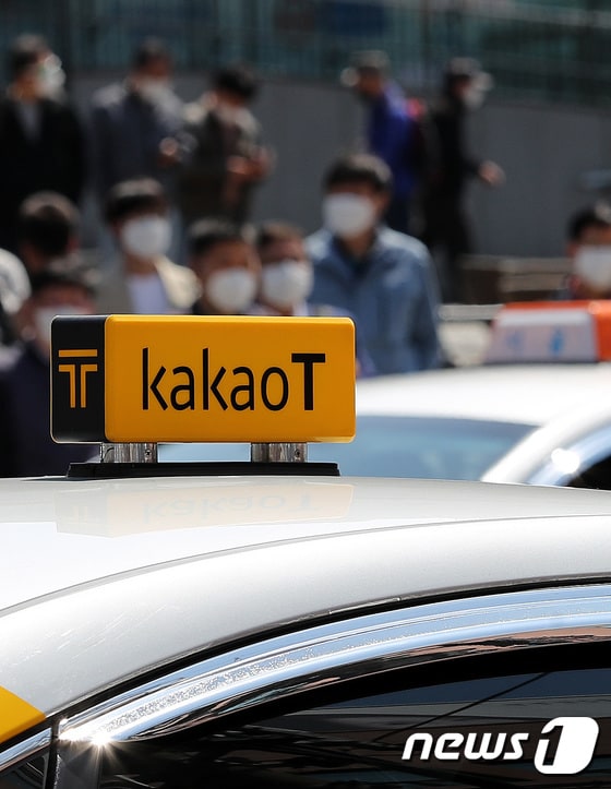 서울역 인근에서 카카오T 택시가 이동하고 있다. 2021.4.8/뉴스1 © News1 박지혜 기자