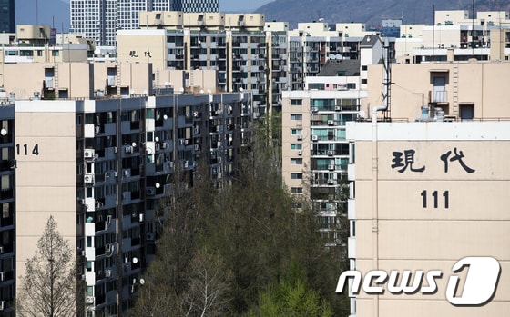  서울 강남구 압구정동의 한 아파트 단지. 2021.4.8/뉴스1 © News1 오대일 기자