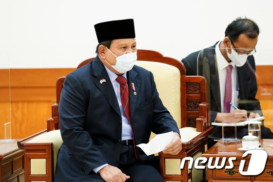 프라보워 수비안토 인도네시아 국방장관(왼쪽)이 8일 문재인 대통령을 예방하기 위해 청와대를 방문했다. 2021.4.8/뉴스1 © News1 유승관 기자