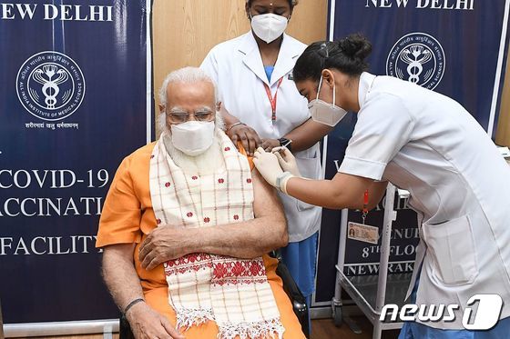 나렌드라 모디 인도 총리가 뉴델리의 한 병원에서 자체 개발한 코로나19 백신 코백신의 2차 접종을 받고 있다. © AFP=뉴스1 © News1 우동명 기자