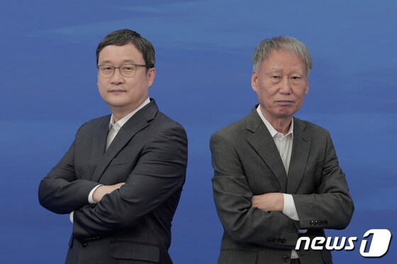 대주배 결승전에 진출한 유창혁 9단(왼쪽)과 서봉수 9단(한국기원 제공) © 뉴스1