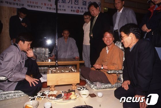 21년 전 서봉수 9단과 유창혁 9단의 결승 대국 장면(한국기원 제공) © 뉴스1
