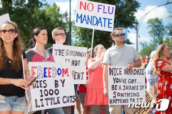 미국의 안티백서들. 지난해 8월 매사추세츠주 보스턴에서 일부 시민들이 어린이들의 독감 백신 의무 접종을 반대하는 시위를 벌이고 있다. © AFP=뉴스1
