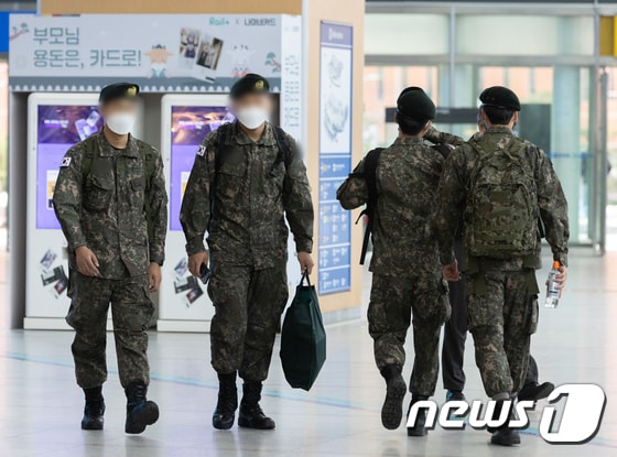10일 오전 서울역에서 군 장병들이 발걸음을 옮기고 있다. 2021.5.10/뉴스1 © News1 이재명 기자