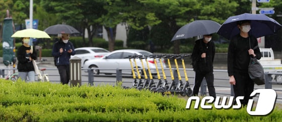 전국 곳곳에 비가 내린 10일 전북 전주시 전북대학교 앞에서 우산을 쓴 학생들이 발걸음을 재촉하고 있다. 2021.5.10/뉴스1 © News1 유경석 기자