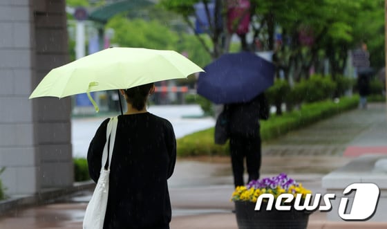 전북 전주시 전북대학교 앞에서 우산을 쓴 학생들이 발걸음을 재촉하고 있다. © News1 유경석 기자