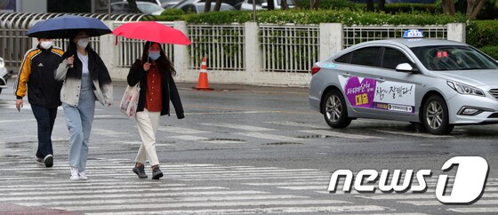 전국 곳곳에 비가 내린 10일 전북 전주시 백제대로에서 우산을 쓴 시민들이 발걸음을 재촉하고 있다. 2021.5.10/뉴스1 © News1 유경석 기자