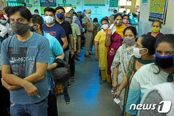 10일 (현지시간) 인도 암리차르의 의료 센터에서 시민들이 코로나19 백신을 접종받기 위해 줄을 서서 기다리고 있다. © AFP=뉴스1 © News1 우동명 기자