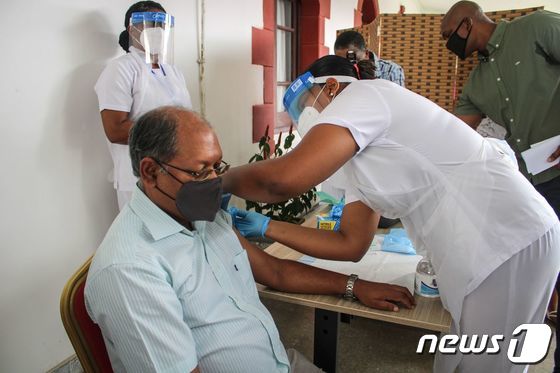 세이셸 주민들이 코로나19 백신을 맞고 있다. © AFP=뉴스1