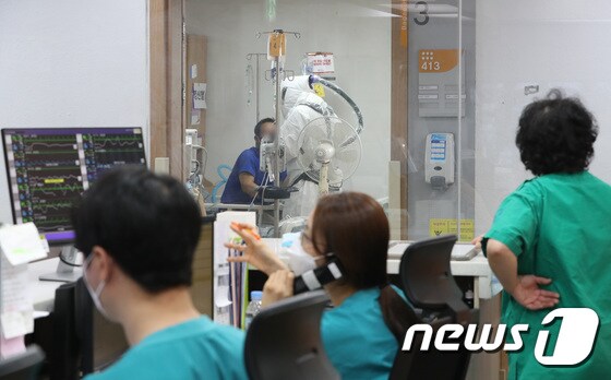 코로나19 거점 전담병원인 경기도 평택시 박애병원에서 간호사들이 환자를 돌보고 있다./뉴스1 © News1 김영운 기자