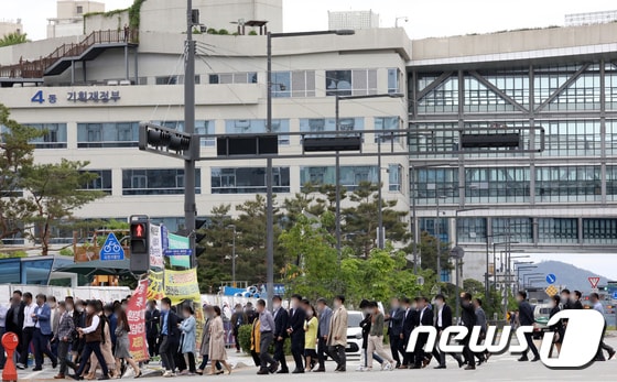 정부세종청사 공무원들이 점심시간에 맞춰 식당가로 이동하고 있는 모습. /뉴스1DB © News1 장수영 기자