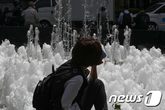 한낮 기온이 26도까지 오르는 등 수도권 지역이 초여름 날씨를 보인 11일 서울 청계천에서 시민들이 휴식을 하고 있다. 2021.5.11/뉴스1 © News1 성동훈 기자
