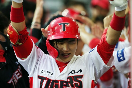 KIA 타이거즈 포수 김민식이 11일 KBO리그 LG 트윈스전에서 2회말 3점 홈런을 터뜨린 후 동료들의 축하를 받고 있다.(KIA 타이거즈 제공) © 뉴스1