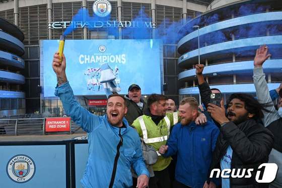맨체스터 시티의 우승을 자축하는 팬들의 모습. © AFP=뉴스1