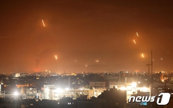 11일(현지시간) 팔레스타인 자치 지역인 가자지구 라파에서 무장 정파 하마스가 이스라엘을 향해 로켓을 발사하고 있다. © AFP=뉴스1 © News1 우동명 기자