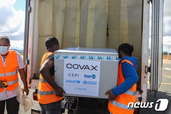 지난 8일 마다가스카르에 도착한 코백스의 아스트라제네카 백신이 트럭에 실리고 있다. © AFP=뉴스1