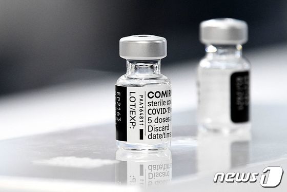 일본 지바현 로사이 병원에서 접종되고 있는 화이자 백신. © AFP=뉴스1