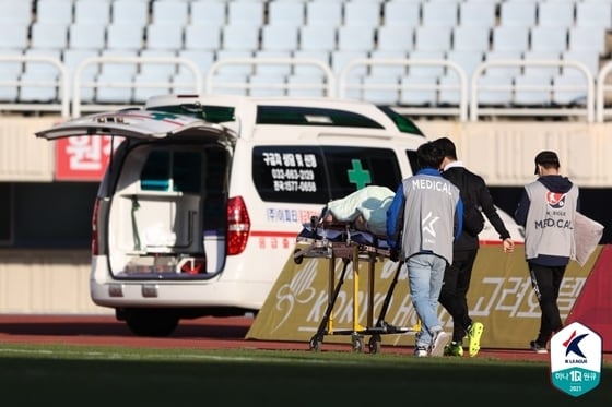 상대 골키퍼와 충돌 이후 구급차로 후송됐던 발렌티노스. (한국프로축구연맹 제공) © 뉴스1