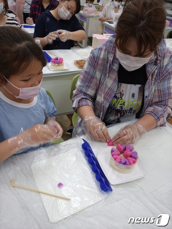 충북국제교육원 중부분원 문화체험 프로그램에 참여한 가족이 떡 만들기 체험을 하고 있다.© 뉴스1
