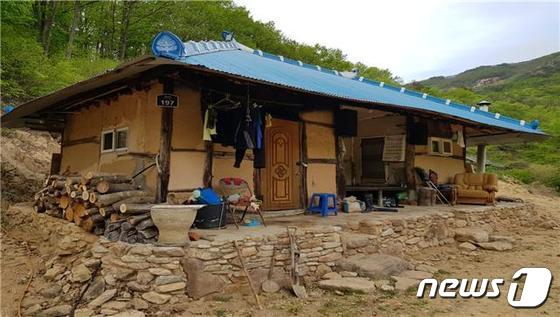 전북 완주군 동상면 신월리 밤목마을에 위치한 한 농가의 모습. 이 마을에는 아직도 전기가 들어오지 않아 주민들이 불편을 겪고있다./© 뉴스1