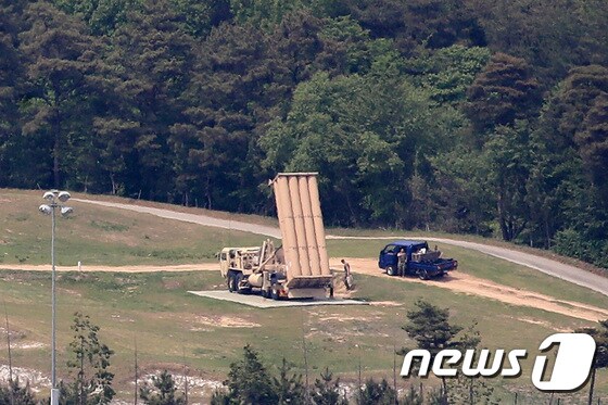 사드 기지에서 주한미군 관계자로 보이는 이들이 발사대를 점검하는 모습. 2021.5.14/뉴스1 © News1 공정식 기자