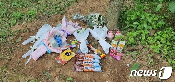 지난 5월 12일 극단적인 선택을 한 청주 여중생 2명이 처음 발견된 곳에 국화 꽃다발 등이 놓여있다.2021.5.14/© 뉴스1 조준영 기자