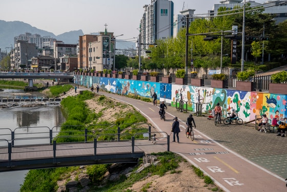우이천 쌍문교~쌍한교~수유교 구간에 420m에 달하는 둘리 벽화가 그려져 있다. 이하 서울관광재단 제공