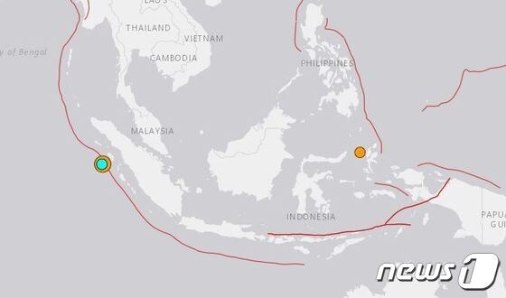 인도네시아 수마트라섬 서쪽 해상에서 규모 6.6 지진이 발생했다. (파란 점으로 표시된 부분) <출처=미 지질조사국>© 뉴스1