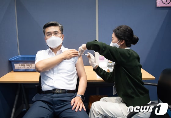 서욱 국방부 장관이 6월 초 국외출장을 고려해 아스트라제네카 백신 2차 접종을 마쳤다. (국방부 제공) © 뉴스1