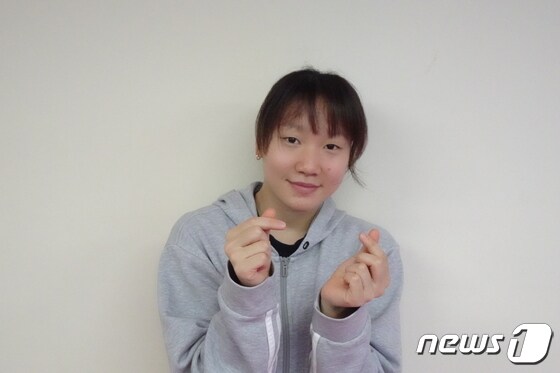 여자 배영200m 올림픽 출전권을 획득한 후 인터뷰 중인 이은지(대한수영연맹) 제공)© 뉴스1