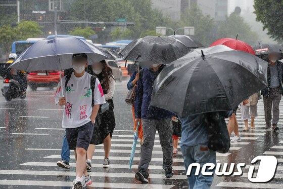 주말 전국에 비가 예고된 15일 오후 서울 광화문 네거리에서 시민들이 비를 피해 발걸음을 재촉하고 있다. 2021.5.15/뉴스1 © News1 성동훈 기자
