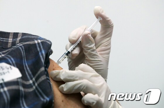 17일 서울 용산구 신종 코로나바이러스 감염증(코로나19) 백신접종센터에서 한 어르신이 백신 접종을 받고 있다. 2021.5.17/뉴스1 © News1 송원영 기자