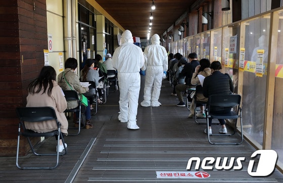 2일 서울 송파구보건소에 마련된 코로나19 선별진료소에서 시민들이 검사를 기다리고 있다. 2021.5.2/뉴스1 © News1 박세연 기자