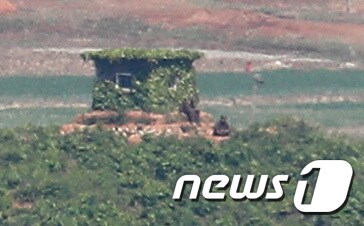 경기도 파주시 오두산통일전망대에서 바라본 북한 개풍군 마을 일대 초소에서 북한군이 휴식을 취하고 있다. 2021.5.2/뉴스1 © News1 이성철 기자