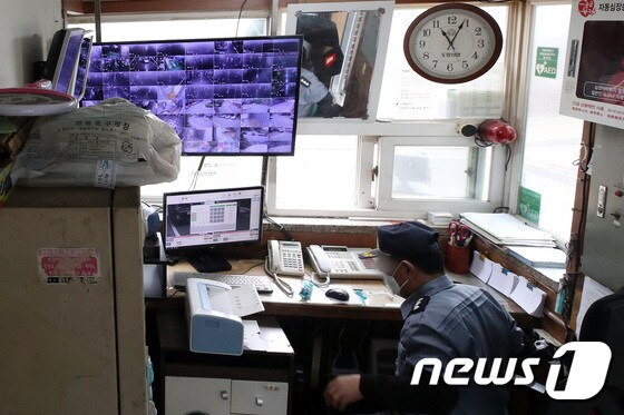 서울시내 한 아파트 단지 경비 초소에서 경비원이 근무하고 있다. © News1