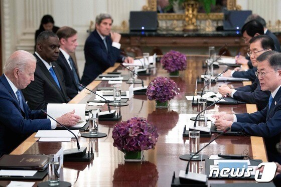 문재인 대통령이 조 바이든 미국 대통령과 21일(현지시간) 백악관에서 정상회담을 하고 있다. © AFP=뉴스1 © News1 최종일 기자