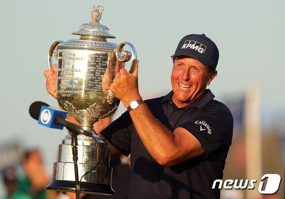 2021년 PGA 챔피언십에서 우승한 필 미켈슨. © AFP=뉴스1