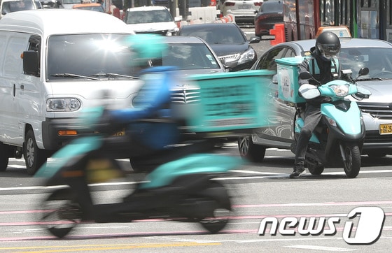 한 배답앱 상표를 단 배달 오토바이. 2021.5.24/뉴스1 © News1 이성철 기자