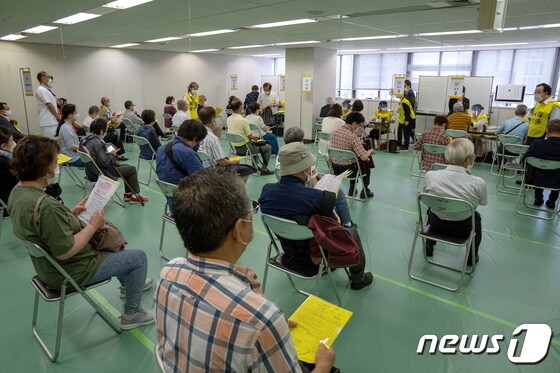 24일 도쿄에 마련된 코로나19 백신 대규모 접종센터에서 65세 이상 고령자들이 백신을 맞기 위해 대기하고 있다. © 로이터=뉴스1