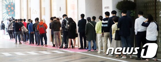 25일 서울 중구 명동 한 백화점 명품매장앞에서 시민들이 줄을 서서 입장을 기다리고 있다. 2021.5.25/뉴스1 © News1 김명섭 기자