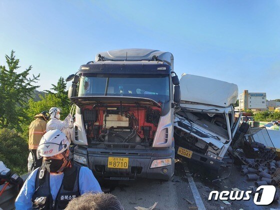 25일 경부고속도로 하행선 죽암휴게소 인근에서 추돌사고가 발생했다.(충북소방본부 제공)© 뉴스1